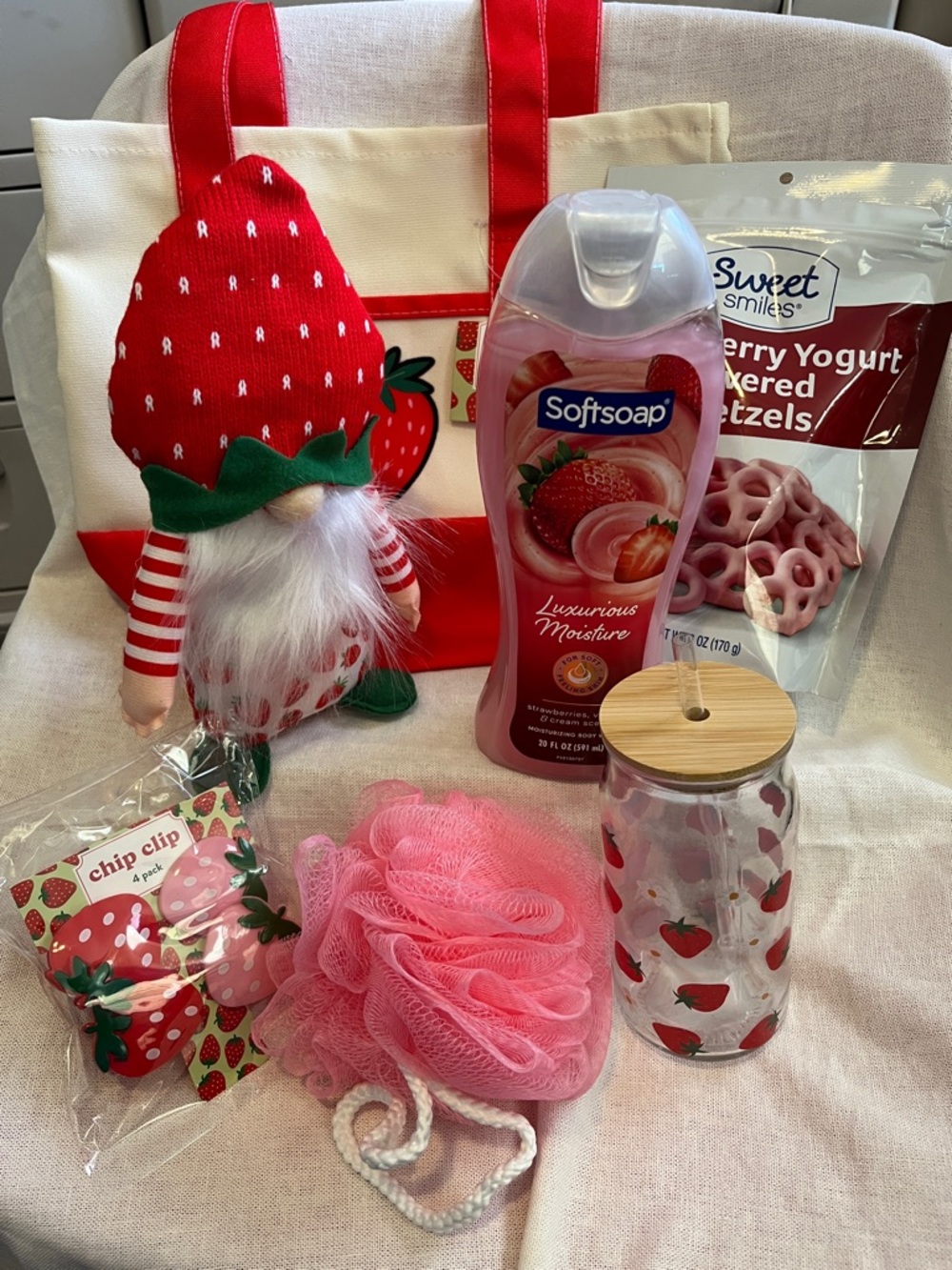 Strawberry Luxurious Moisture Body Wash Bundle